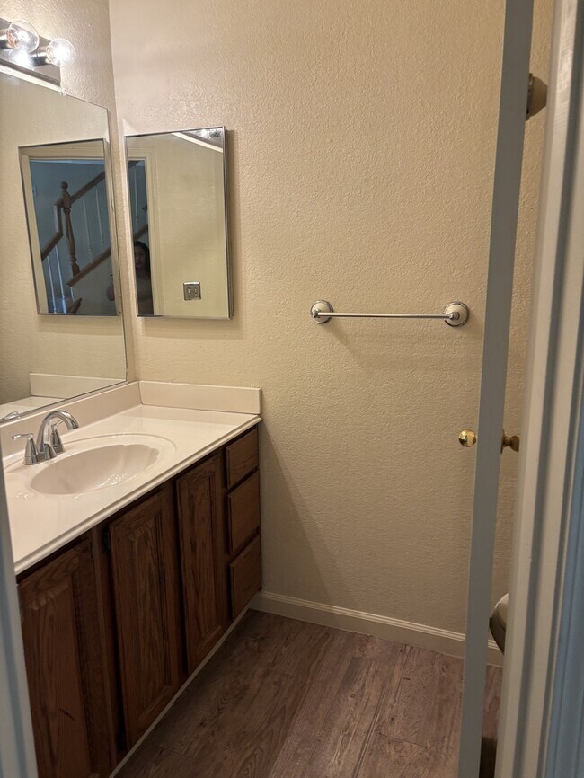 Building Photo - Modesto 4 Bedroom 2.5 Bathroom Home