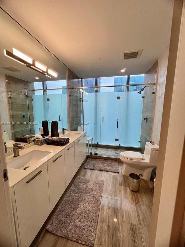 Building Photo - 1300 Brickell Bay Dr