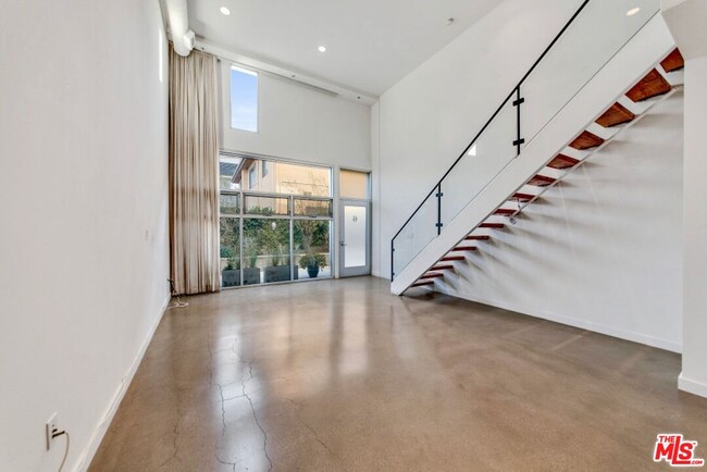 Building Photo - 140 S Gramercy Pl