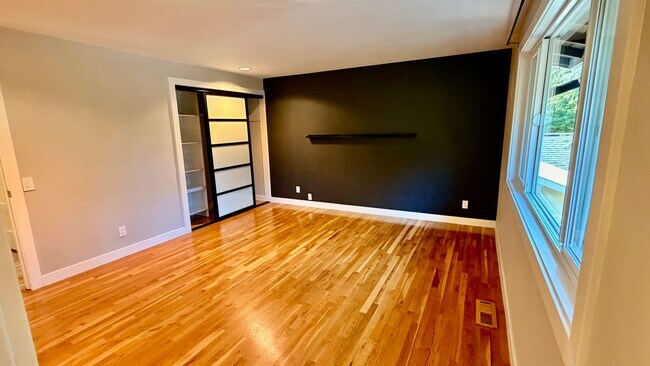 Building Photo - Spacious 4BR Bellevue Home with A/C, Office & Private Yard Near Microsoft