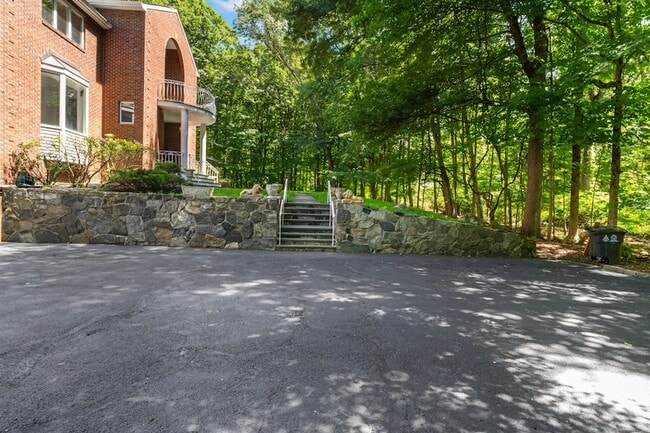 Building Photo - 501 Woodbine Rd