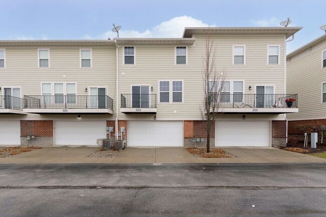 Building Photo - 3 Bedroom Townhome in Zionsville Schools