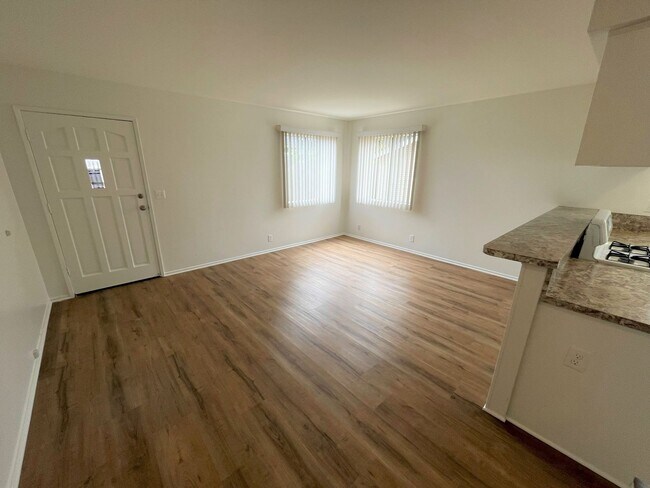 Building Photo - Upgraded 1+1 Midtown Duplex