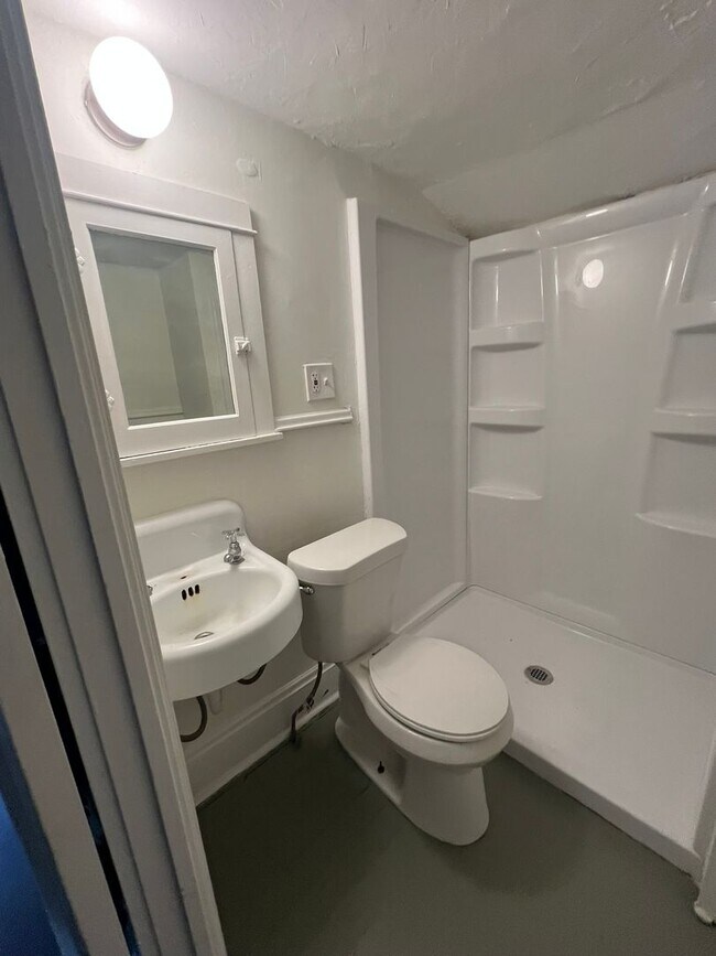 Building Photo - Charming 4-Bedroom Single-Family Home in C...