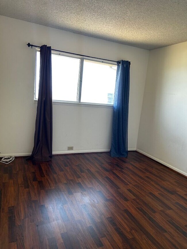 Building Photo - Available now -Mariner's Ridge 4 bedroom /...