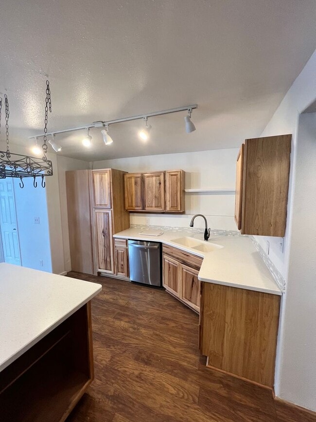 Building Photo - Beautiful Large Modern Shome located betwe...