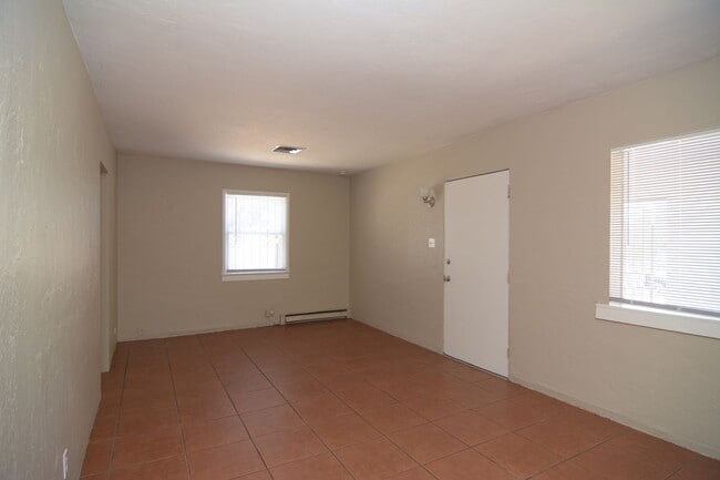 Building Photo - Huge 4 Bedroom 2  Bath! Close to the University!