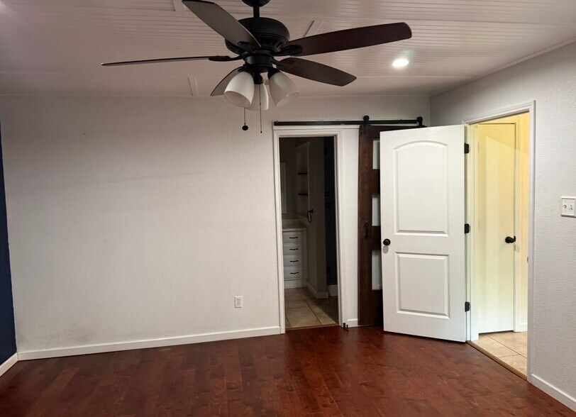 Building Photo - 6301 Glen Knoll Dr