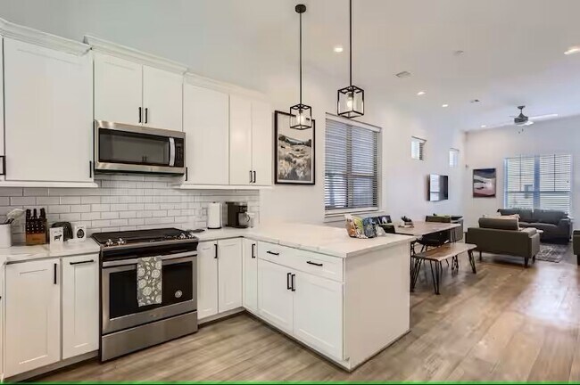 Building Photo - 1528 Chestnut St