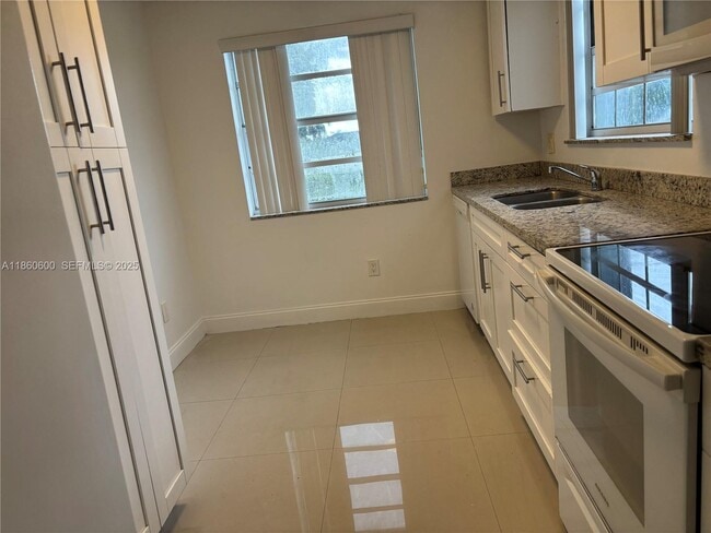 Building Photo - 2662 SE 19th Ct