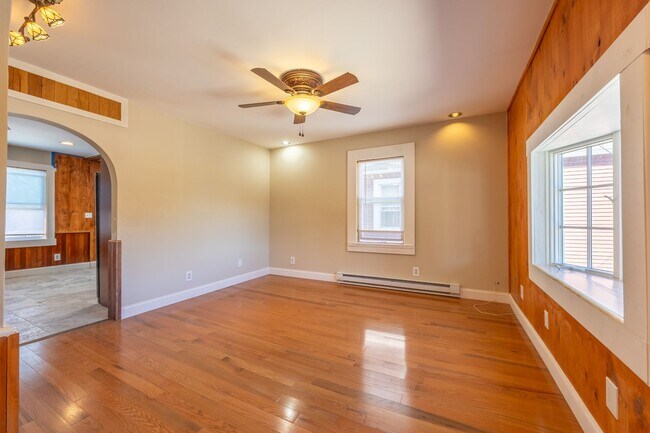 Building Photo - Available Now! Spacious 3-Bedroom Duplex in Griswold