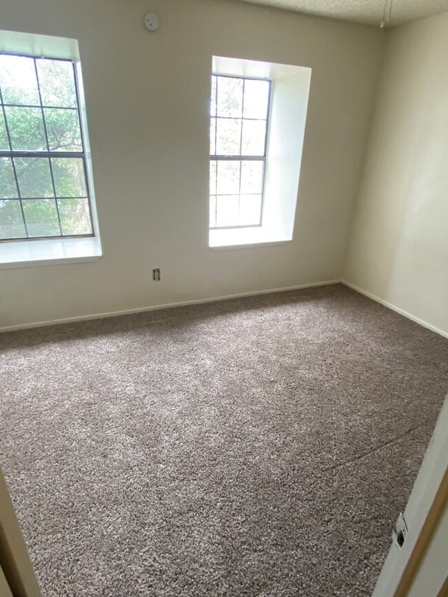 Building Photo - 2 bedroom condo by UNT