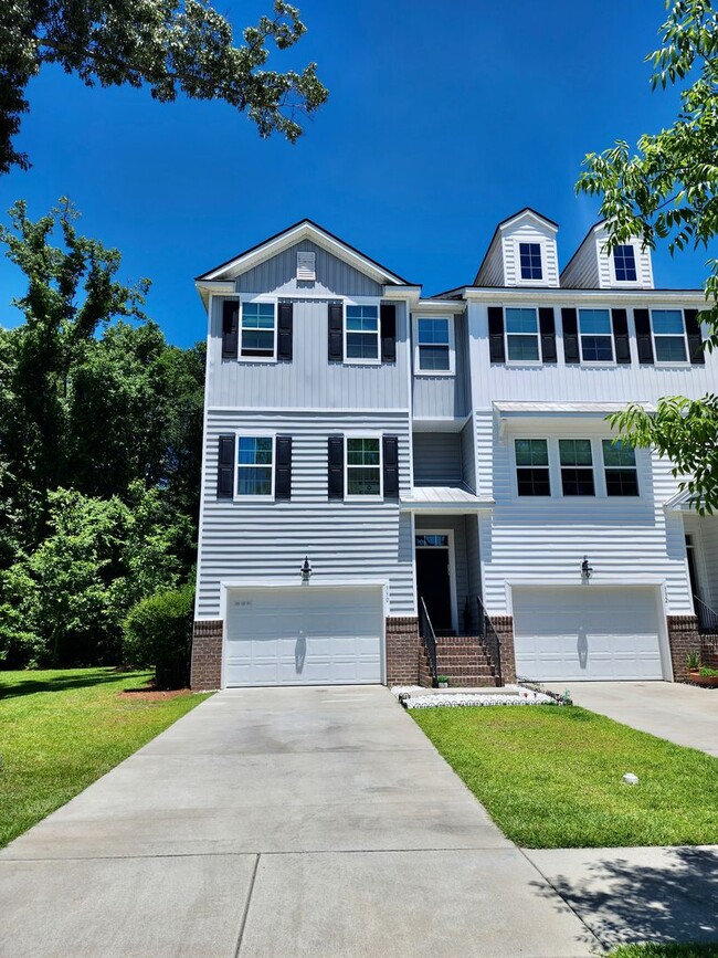 Building Photo - Well maintained end unit townhome in Grand...