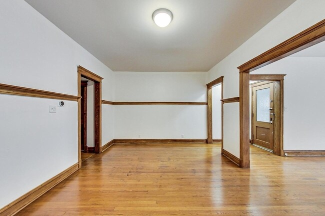 Building Photo - 3515 N Wilton Ave