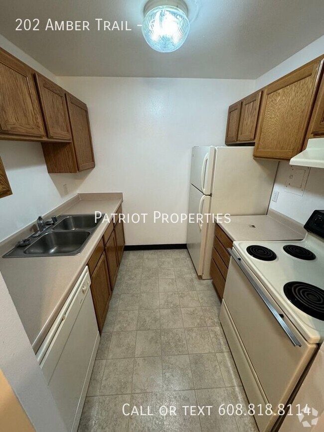 Building Photo - 2 bedroom/ 1 bath apartment in Sun Prairie...