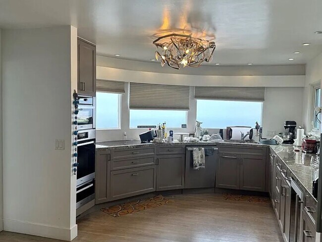 Building Photo - Azari PM-Juccuzi- half acre luxurious landscape-fully chic furniture -  massive lot , 18 fruit tr...