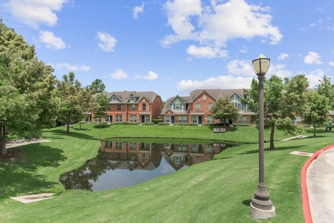 Building Photo - 4 bed 4 bath in Gated Community Available ...