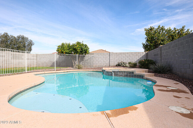 Building Photo - 10514 W Foothill Dr