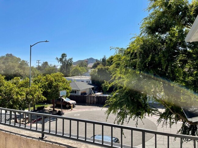 Building Photo - Newer 5 Bedroom House Close to Cal Poly