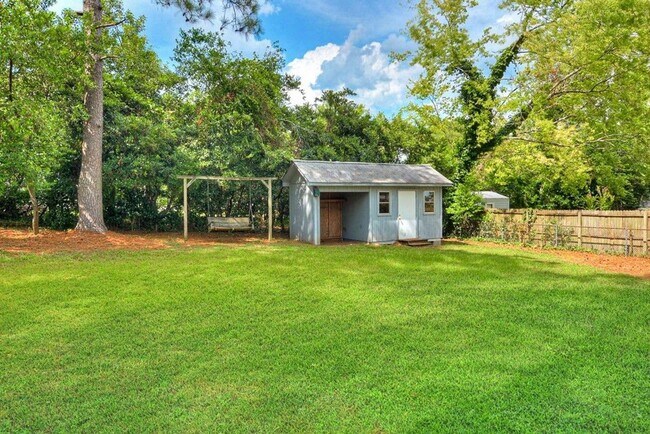 Building Photo - Updated 3 Bedroom 2 Bath off Furies Ferry!