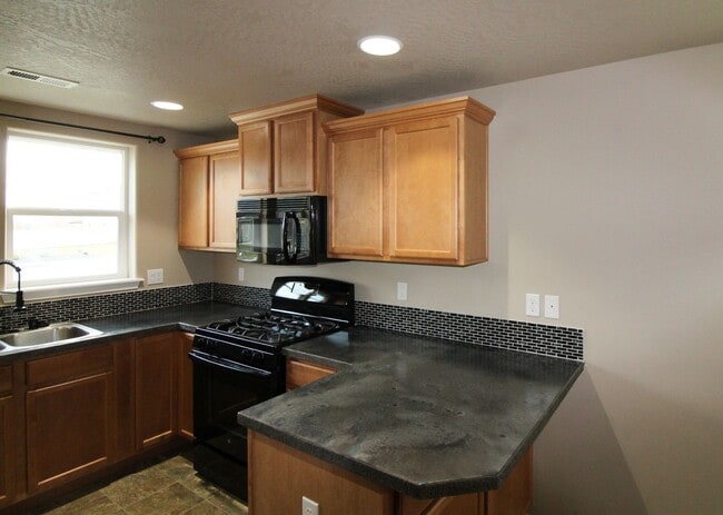 Building Photo - 3 bedroom, 2 bath home in Pasco