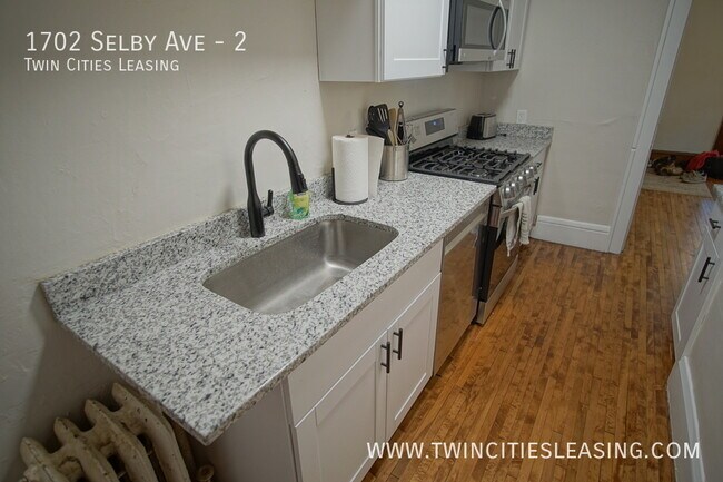 Building Photo - Newly Renovated Apartment! Fantastic Locat...