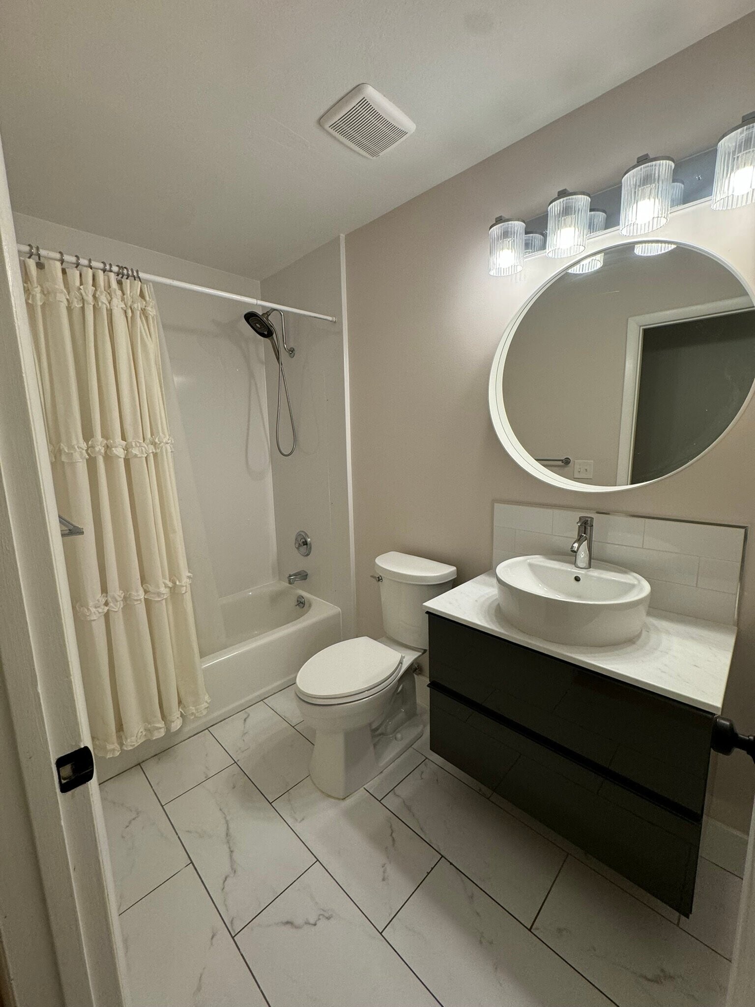 Building Photo - 992 Halcyon Dr