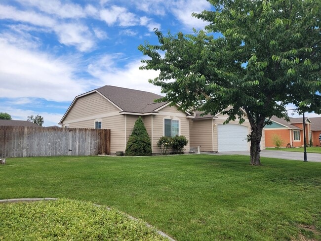 Building Photo - Pet Friendly Home with Large Yard