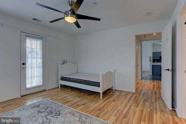 Building Photo - 645 Constellation Square SE