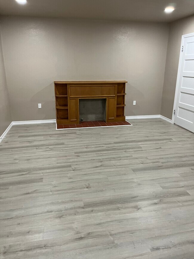 Building Photo - 215 W Grand St