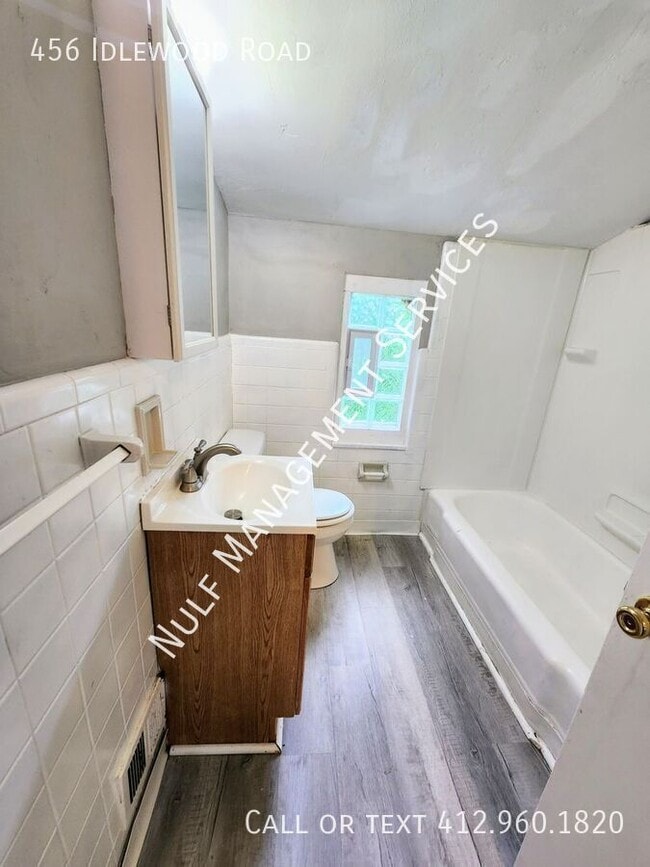 Building Photo - 456 Idlewood Rd