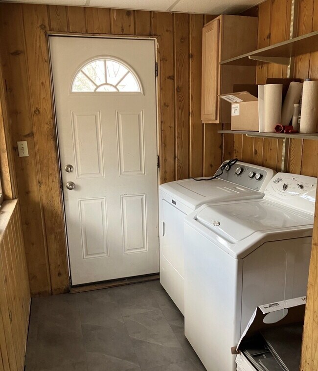 Building Photo - Charming 4-Bed Home with Gleaming Hardwood Floors & 2 Full Baths in Minneapolis!