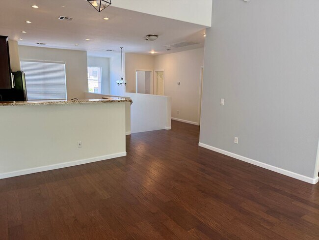 Building Photo - Close to shopping and easy access to Freeway!!!