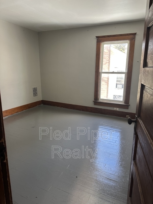 Building Photo - 820 E Wyandotte St