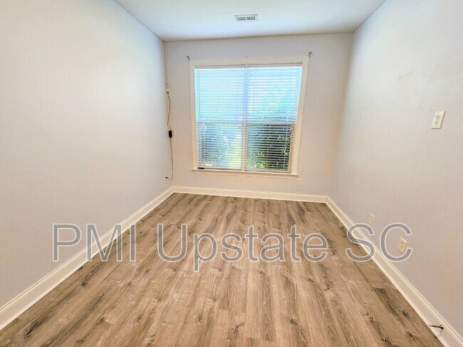 Building Photo - 1039 Blythwood Dr