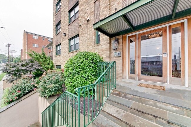 Building Photo - 2615 4th St NE