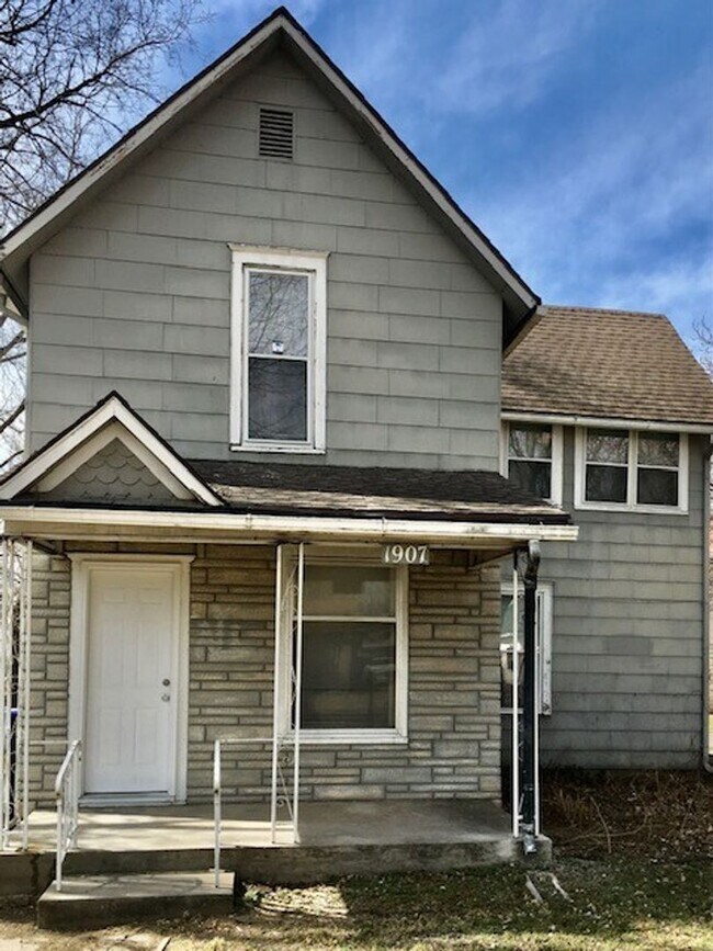 Primary Photo - 3-bedroom house - Seaman District!
