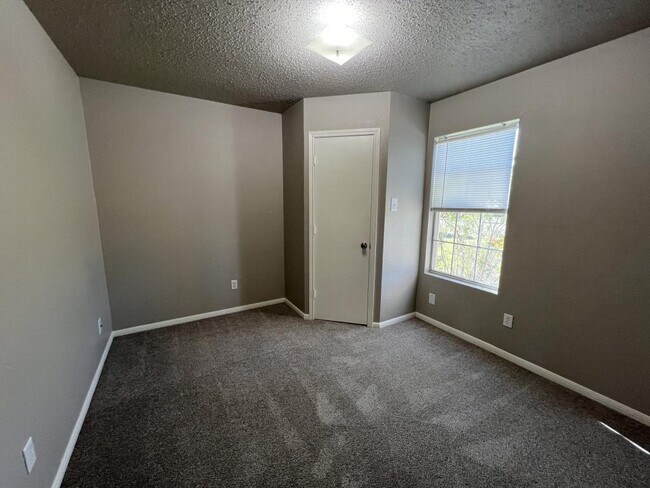 Building Photo - 4115 Mustang Dr