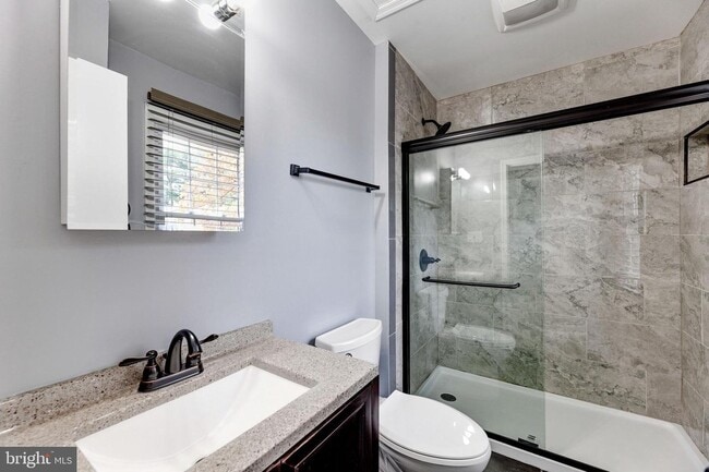 Building Photo - 18 Chantilly Ct