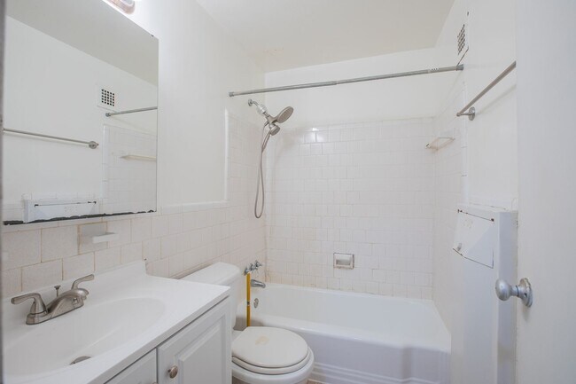 Building Photo - Spacious 1 BR/1BA Condo in Glover Park!