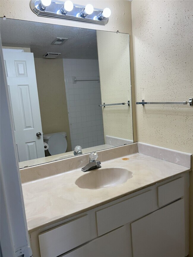 Building Photo - 4444 N Victory Dr