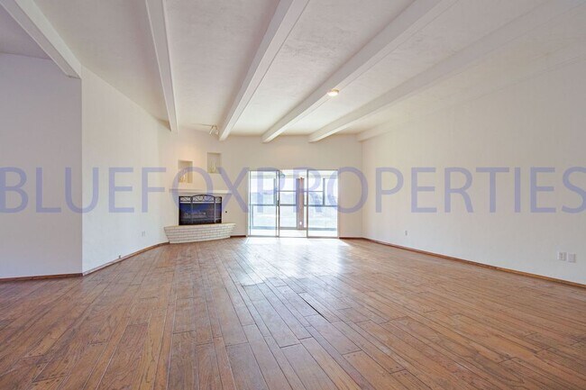 Building Photo - Stunning home off Sunrise and Swan!