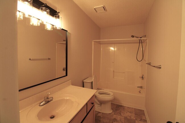 Building Photo - Awesome 3 bedroom home in a great area!