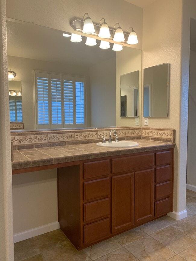 Building Photo - Gorgeous home in Patterson