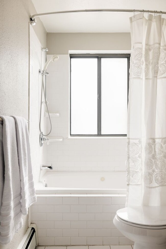 Building Photo - Top-Floor 2BA, 1BA Cap Hill Condo with Par...