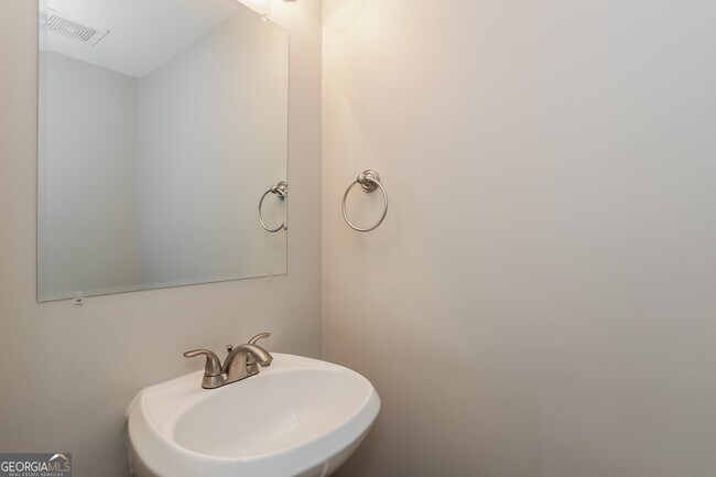 Building Photo - 1234 Justin Ln