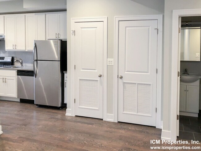 Building Photo - 3740 N Sheffield Ave