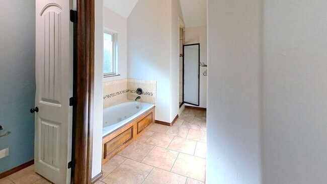 Building Photo - Yukon 4 Bed