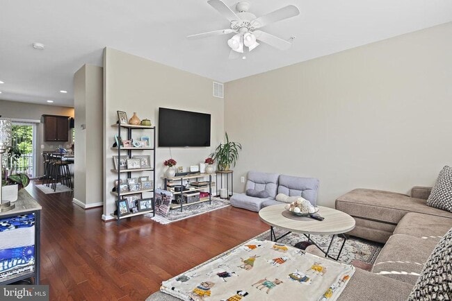 Building Photo - 7425 Willow View Ln