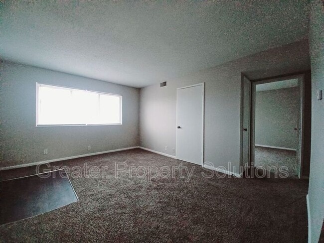 Building Photo - 5015 NW Kalivas Cir
